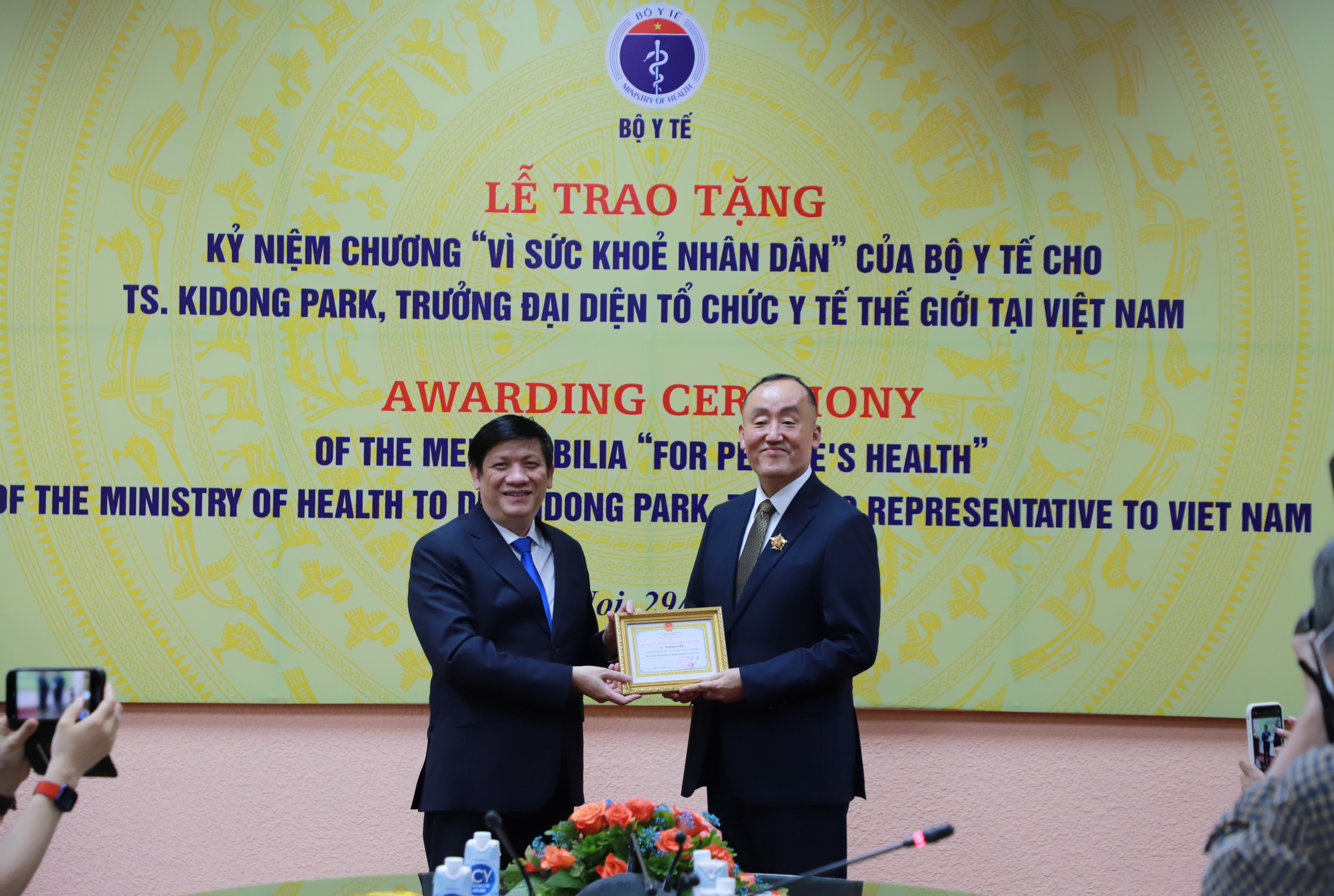 Le représentant en chef de l OMS au Vietnam Dr Kidong Park à l’honneur